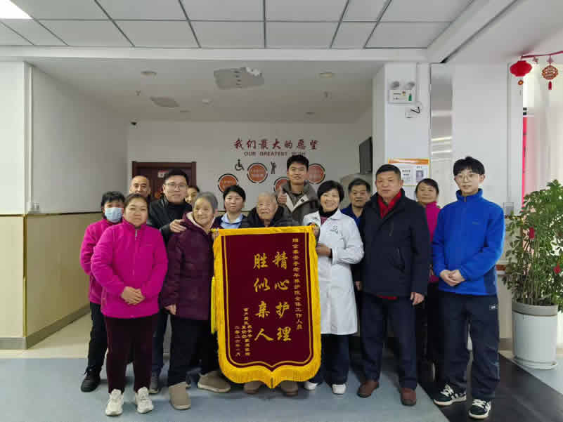 大年初一開(kāi)門(mén)紅，錦旗映初心